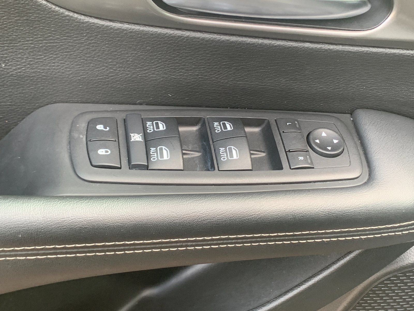 Used 2025 White Chrysler Select image 14
