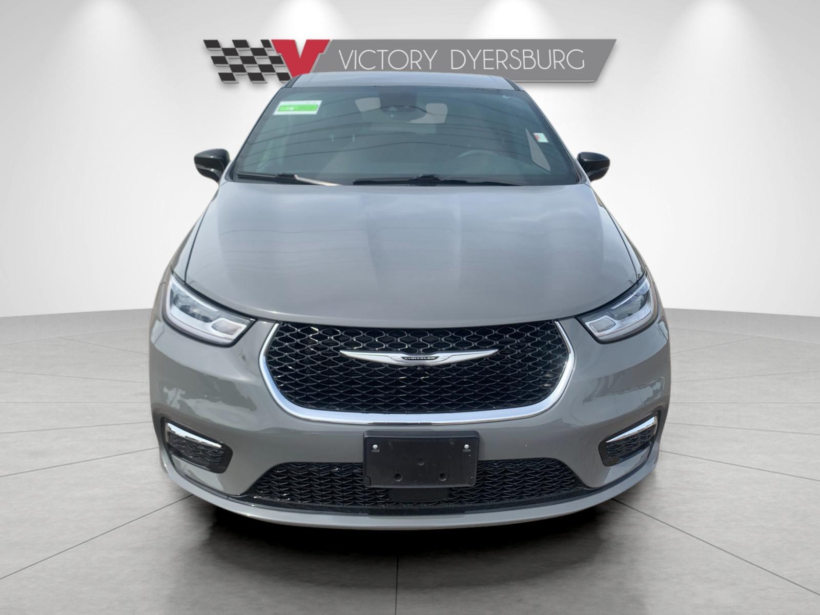 Used 2025 White Chrysler Select image 9