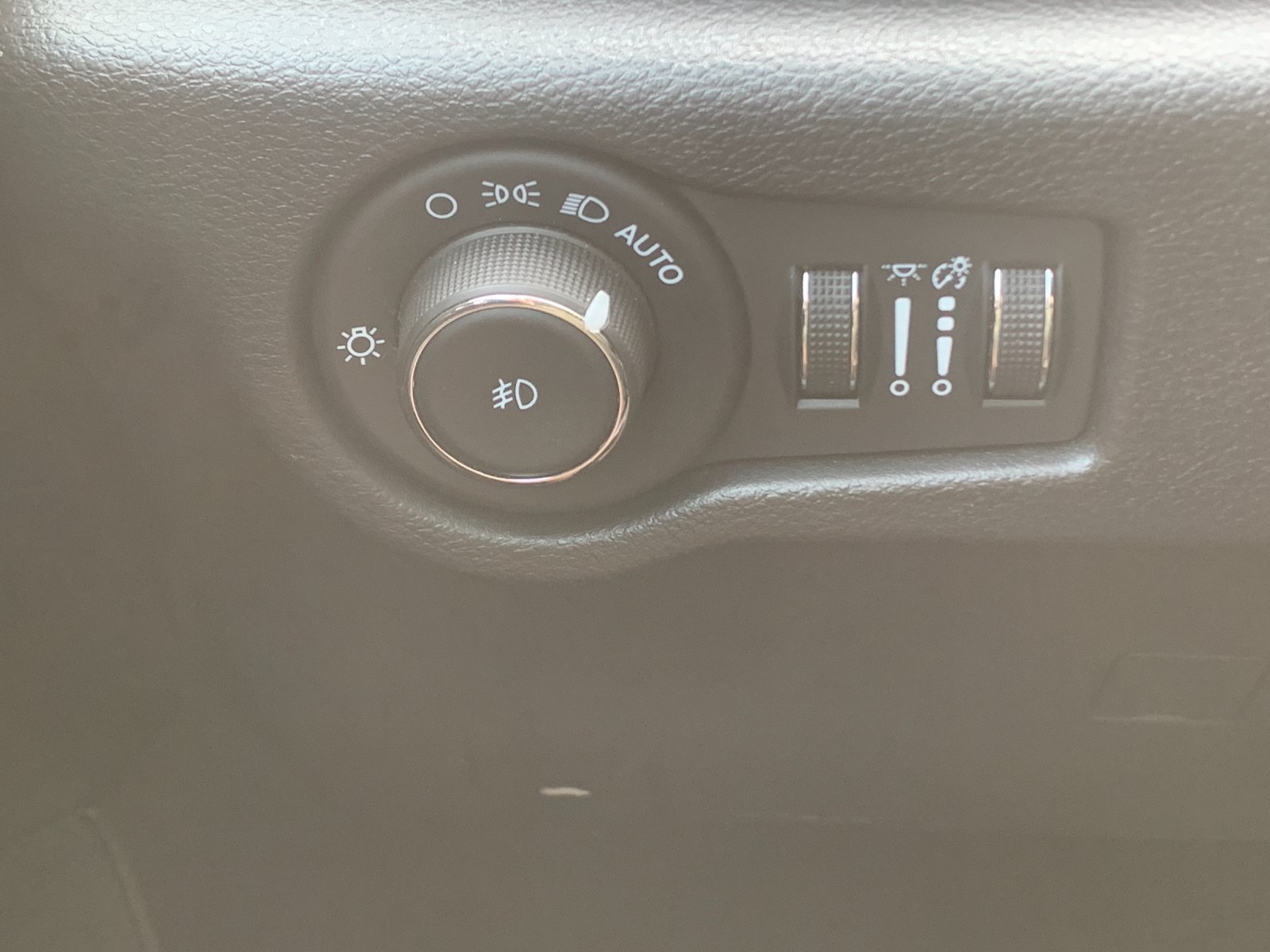 Used 2025 White Chrysler Select image 34
