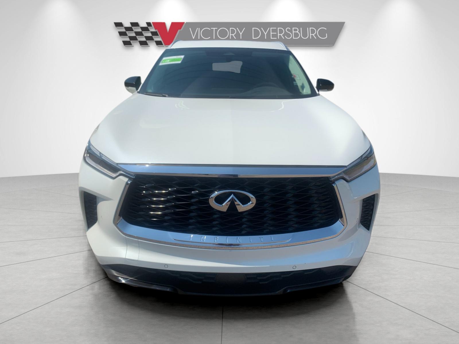 Used 2025 White INFINITI LUXE image 3