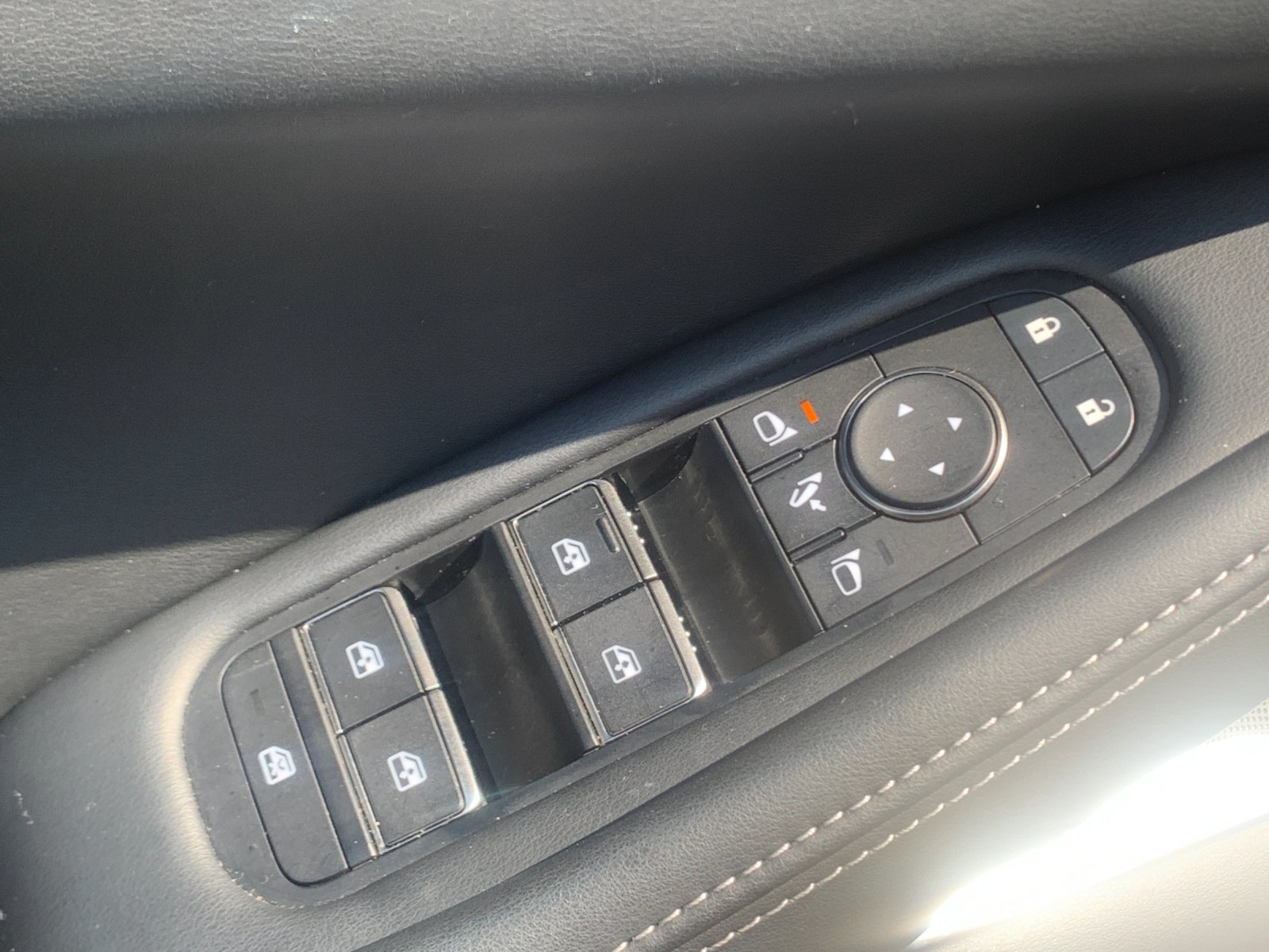 Used 2025 White INFINITI LUXE image 7