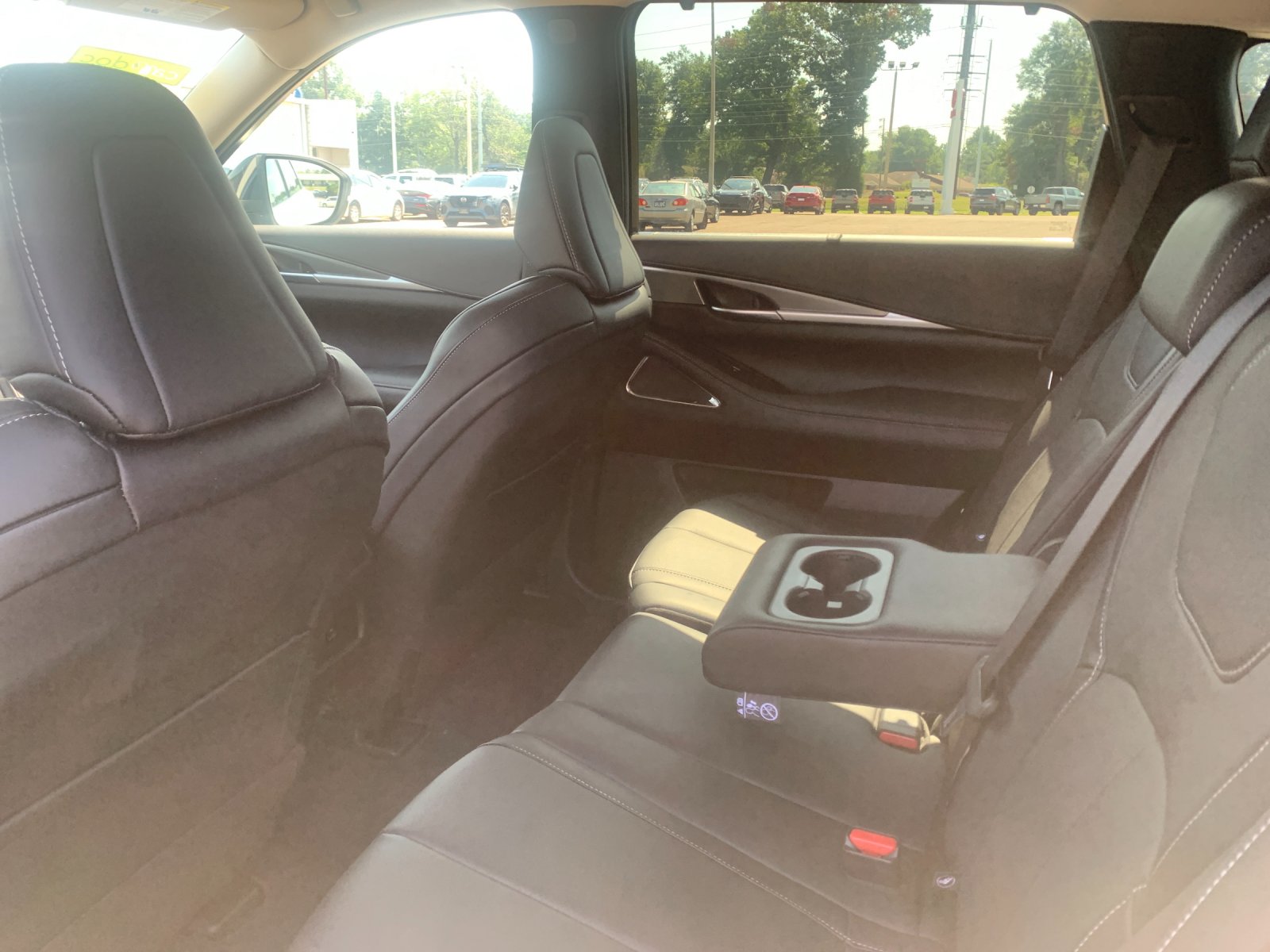 Used 2025 White INFINITI LUXE image 8