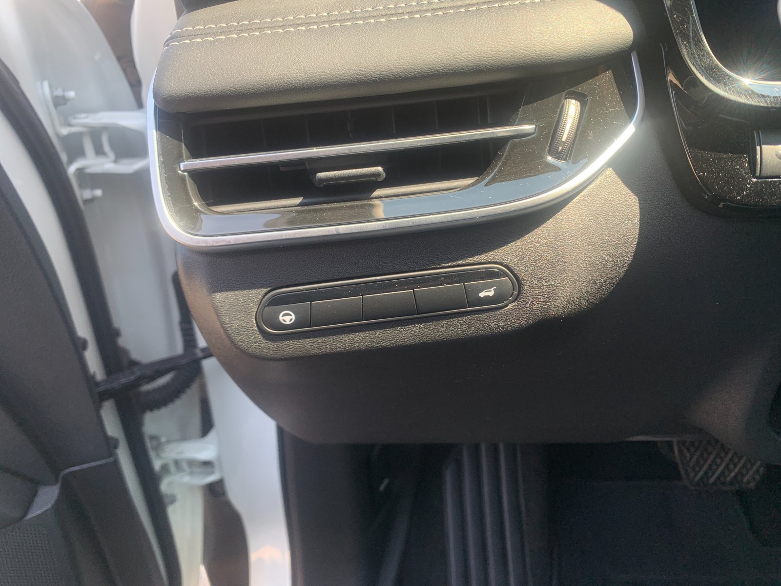 Used 2025 White INFINITI LUXE image 24
