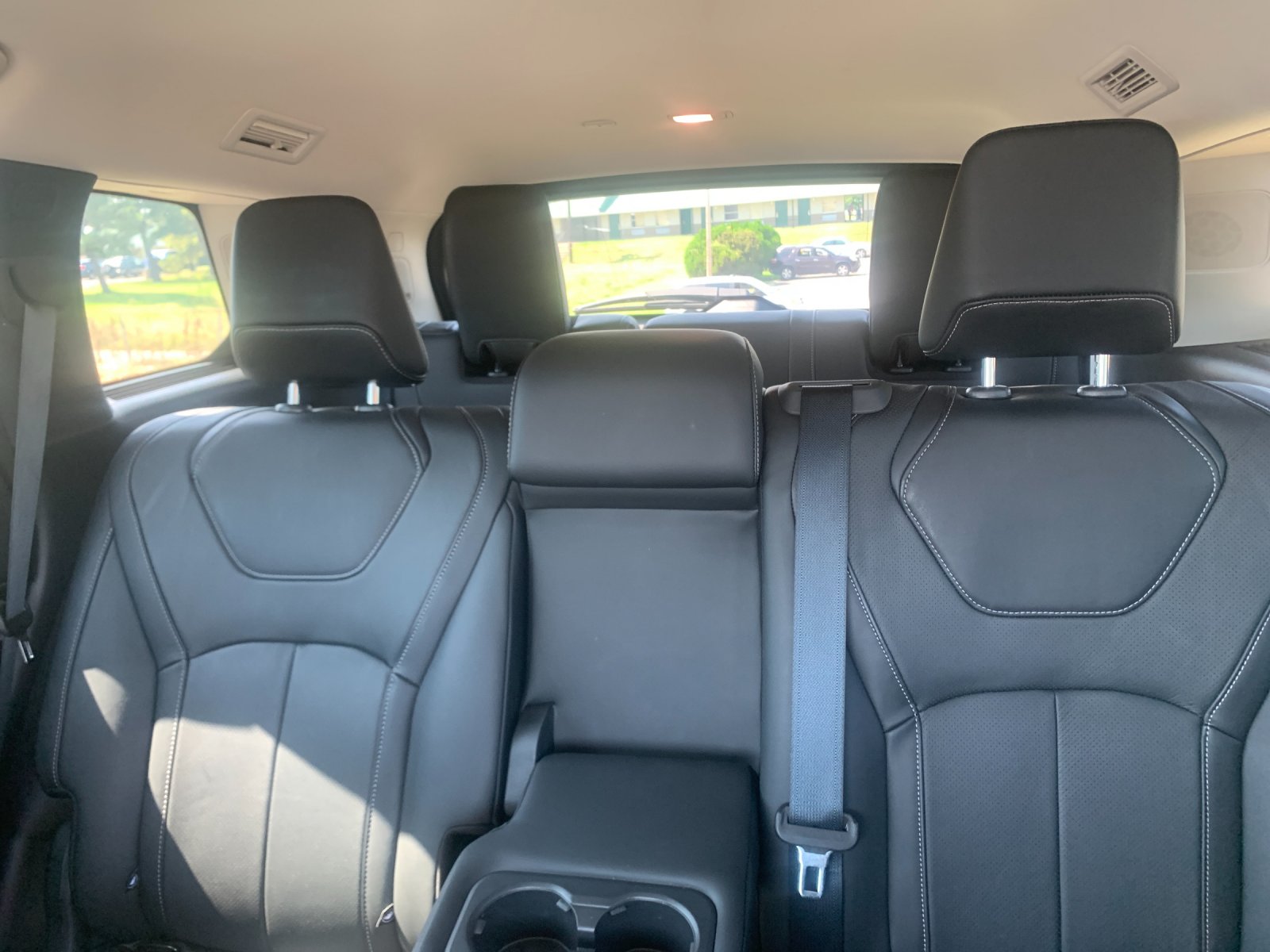 Used 2025 White INFINITI LUXE image 9