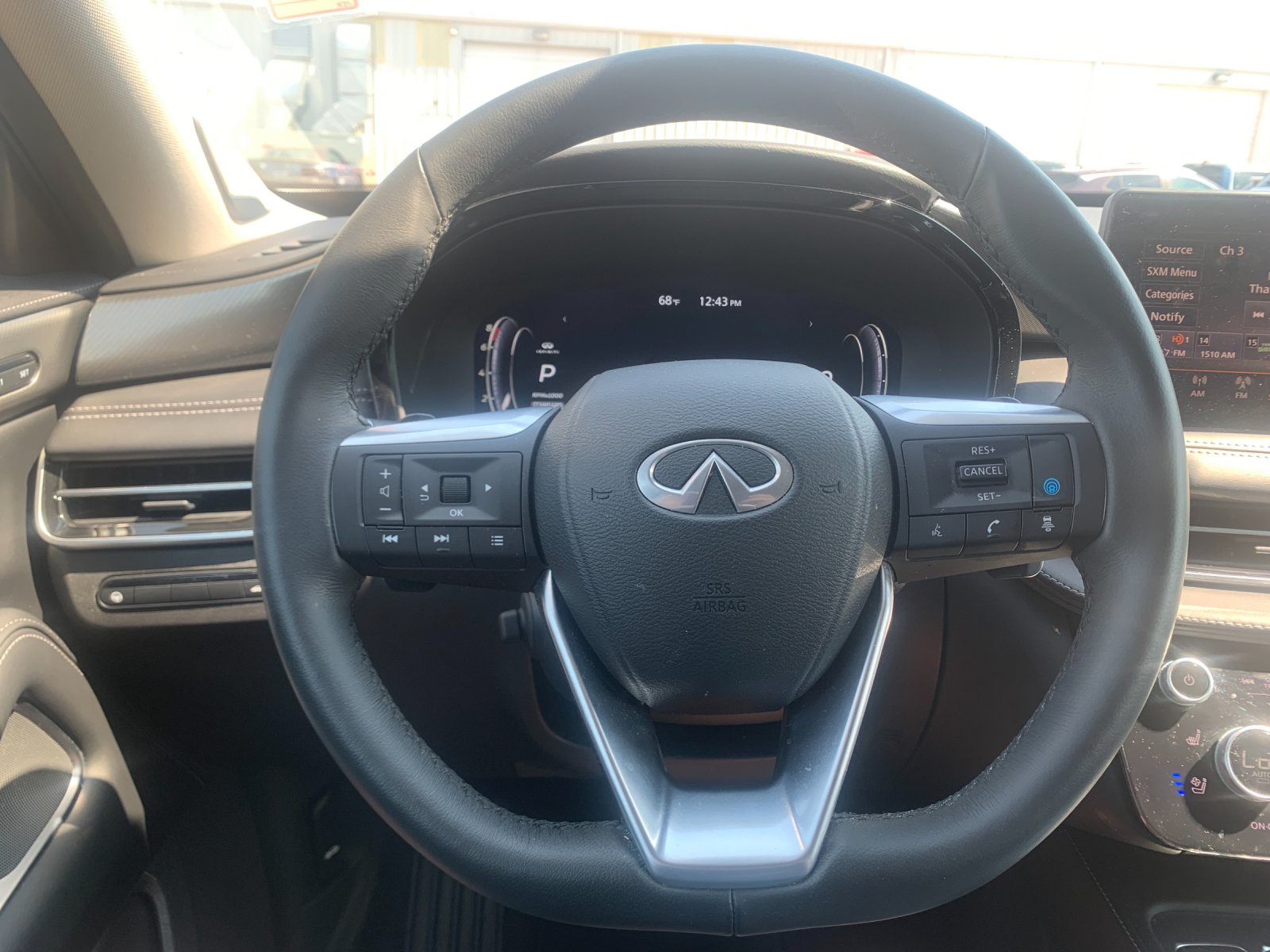 Used 2025 White INFINITI LUXE image 19