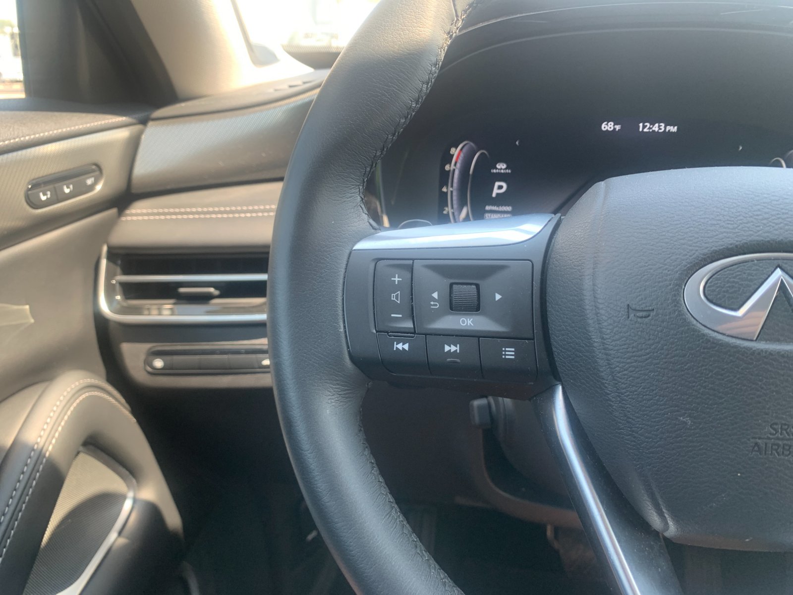 Used 2025 White INFINITI LUXE image 20