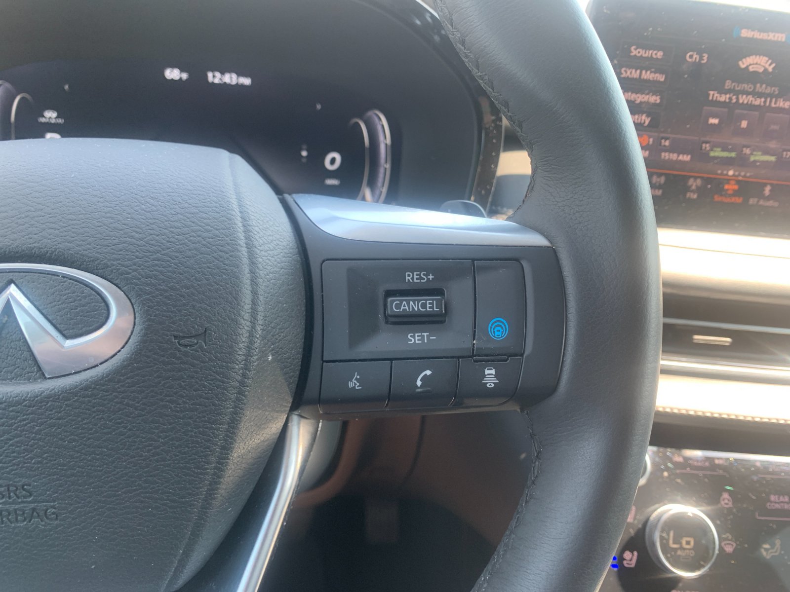 Used 2025 White INFINITI LUXE image 21