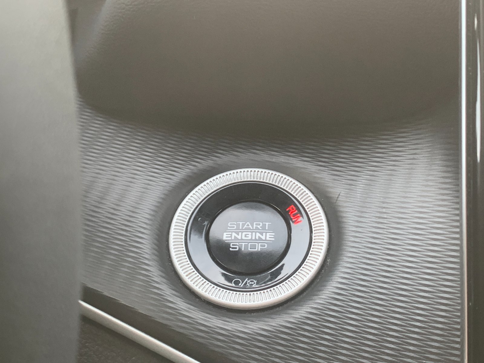 Used 2025 White Jeep Altitude image 27