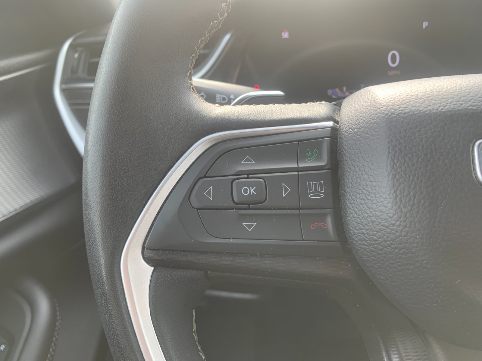 Used 2025 White Jeep Altitude image 29