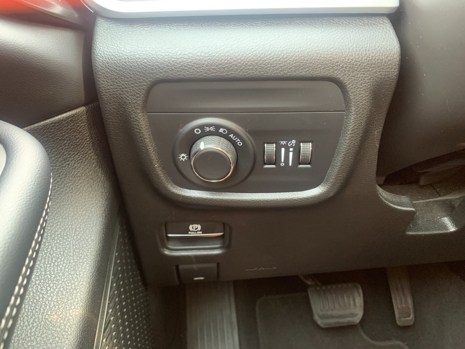 Used 2025 White Jeep Altitude image 33