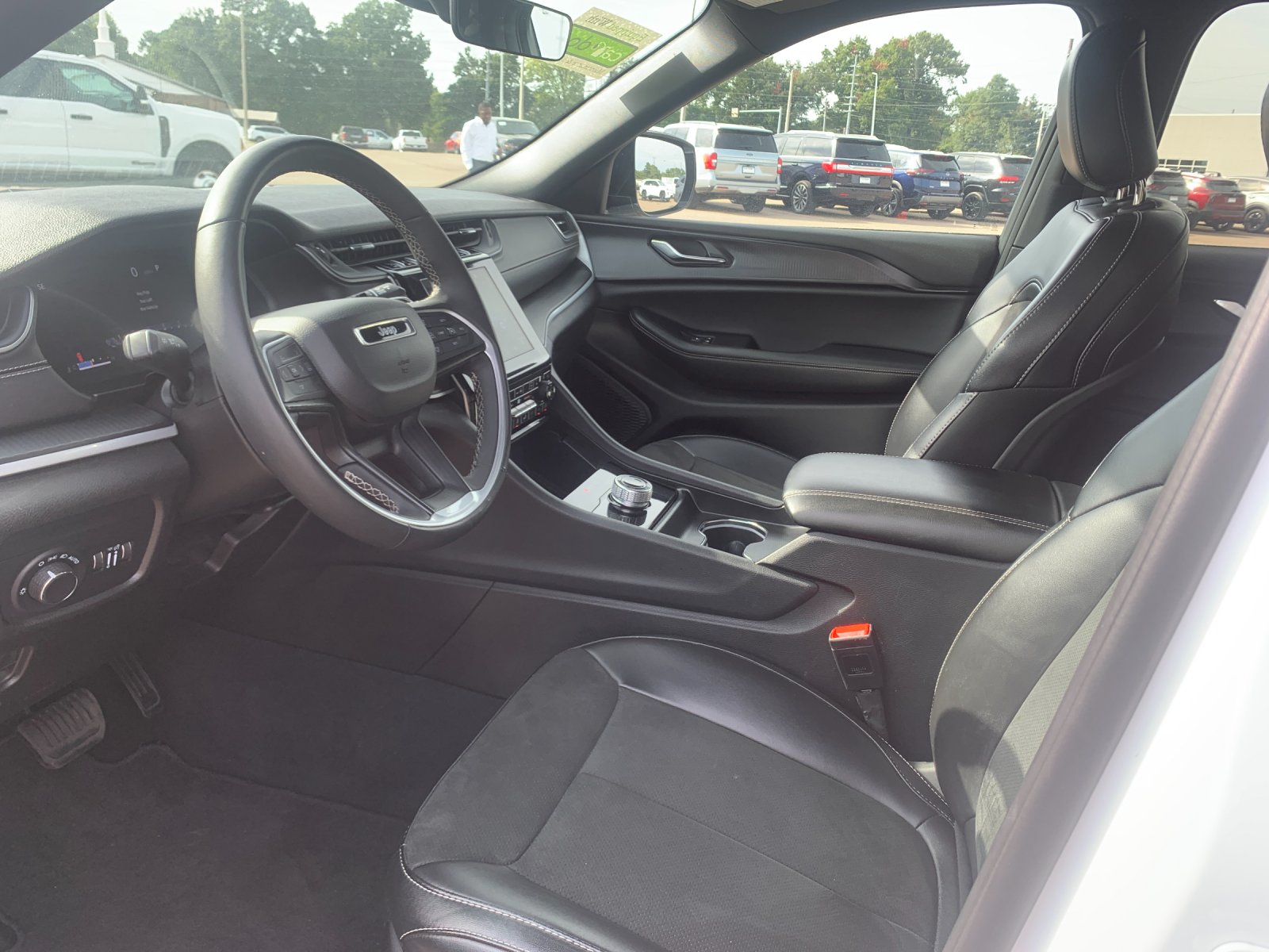 Used 2025 White Jeep Altitude image 12