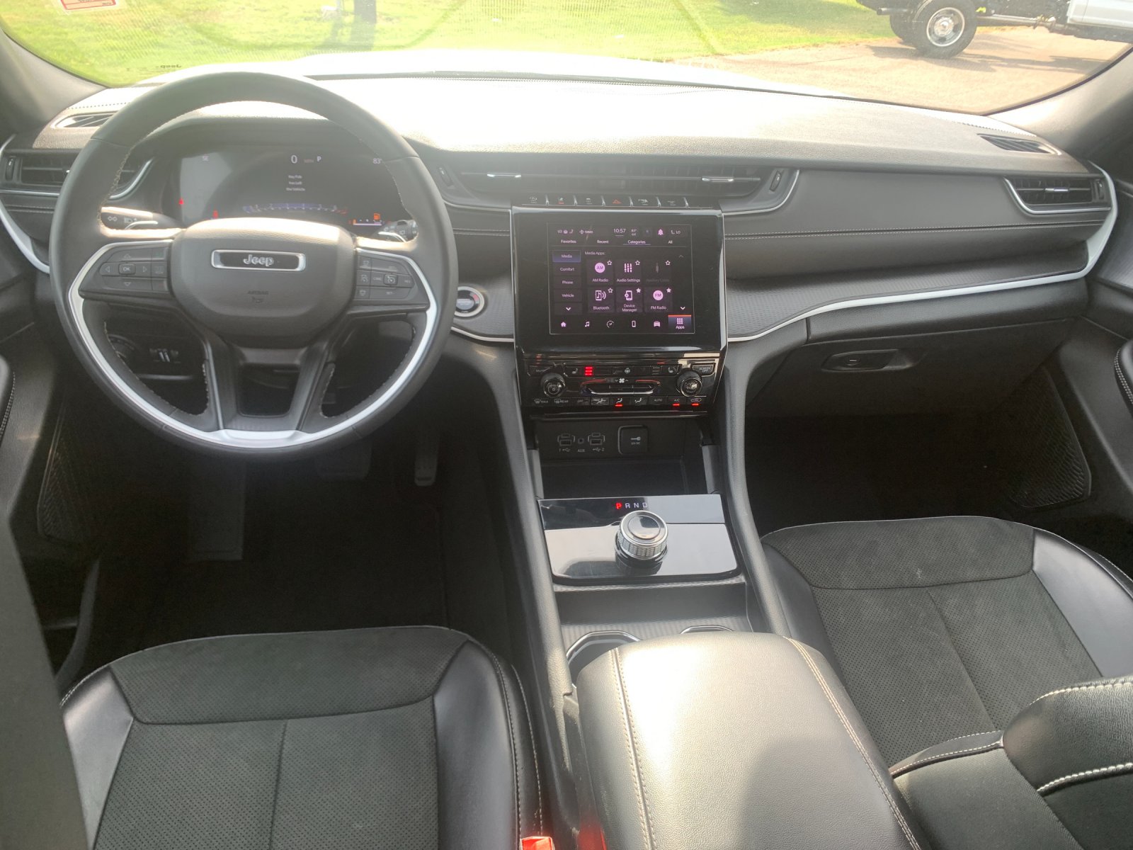 Used 2025 White Jeep Altitude image 17