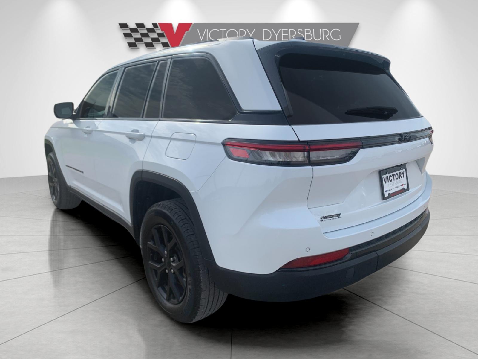 Used 2025 White Jeep Altitude image 6