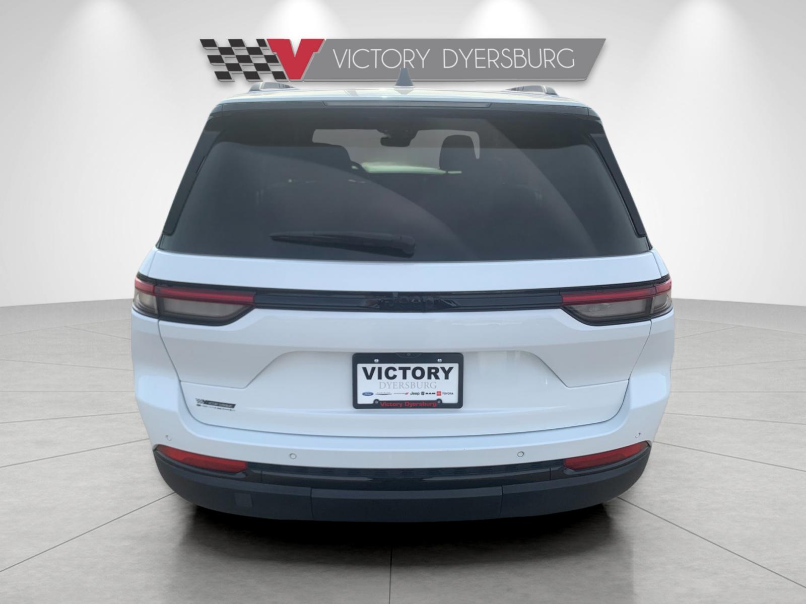 Used 2025 White Jeep Altitude image 5