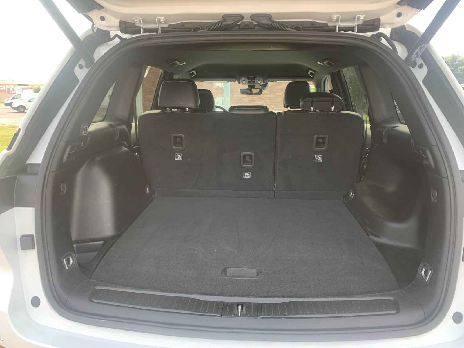 Used 2025 White Jeep Altitude image 19