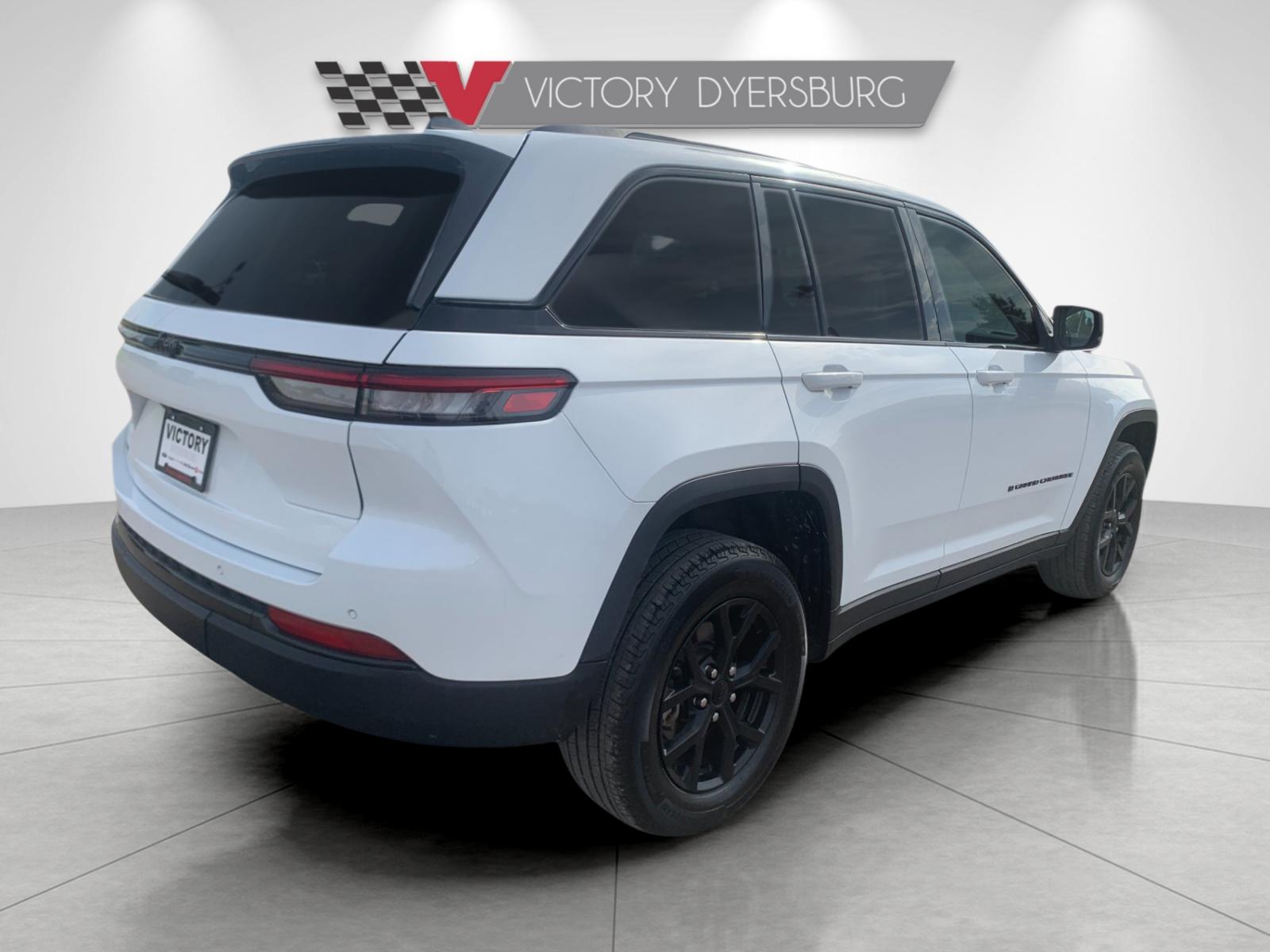 Used 2025 White Jeep Altitude image 4