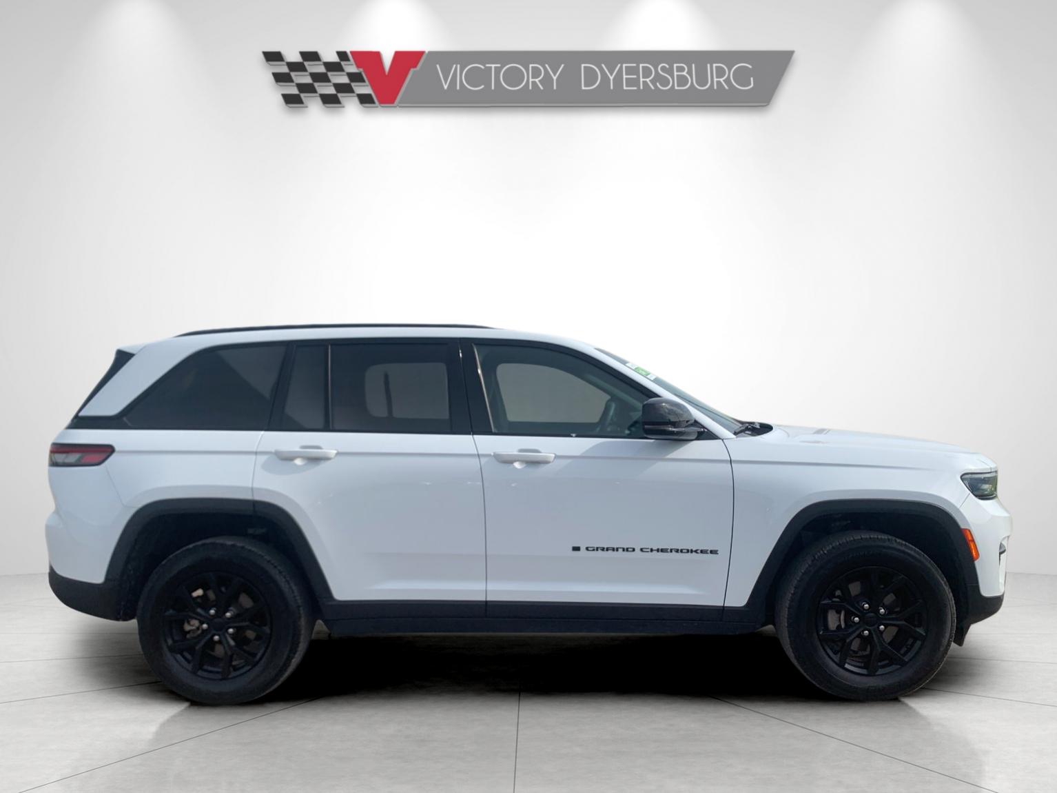 Used 2025 White Jeep Altitude image 3