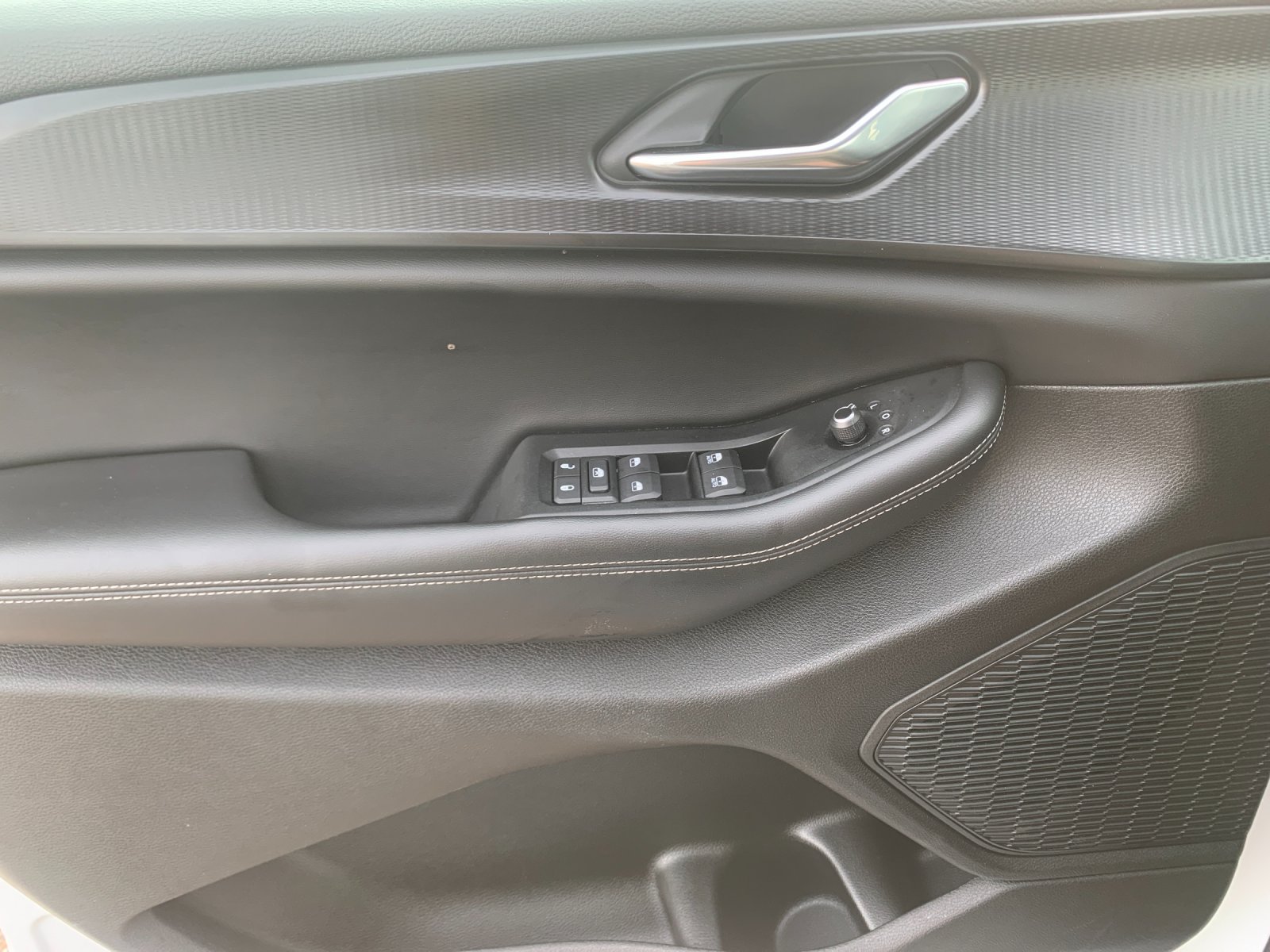 Used 2025 White Jeep Altitude image 13