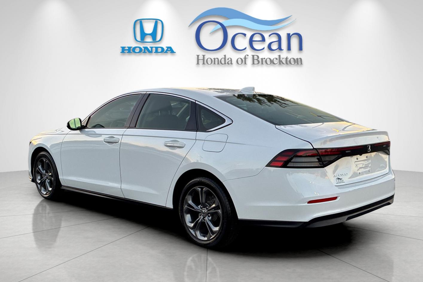 Used 2023 Platinum White Pearl Honda EX image 5