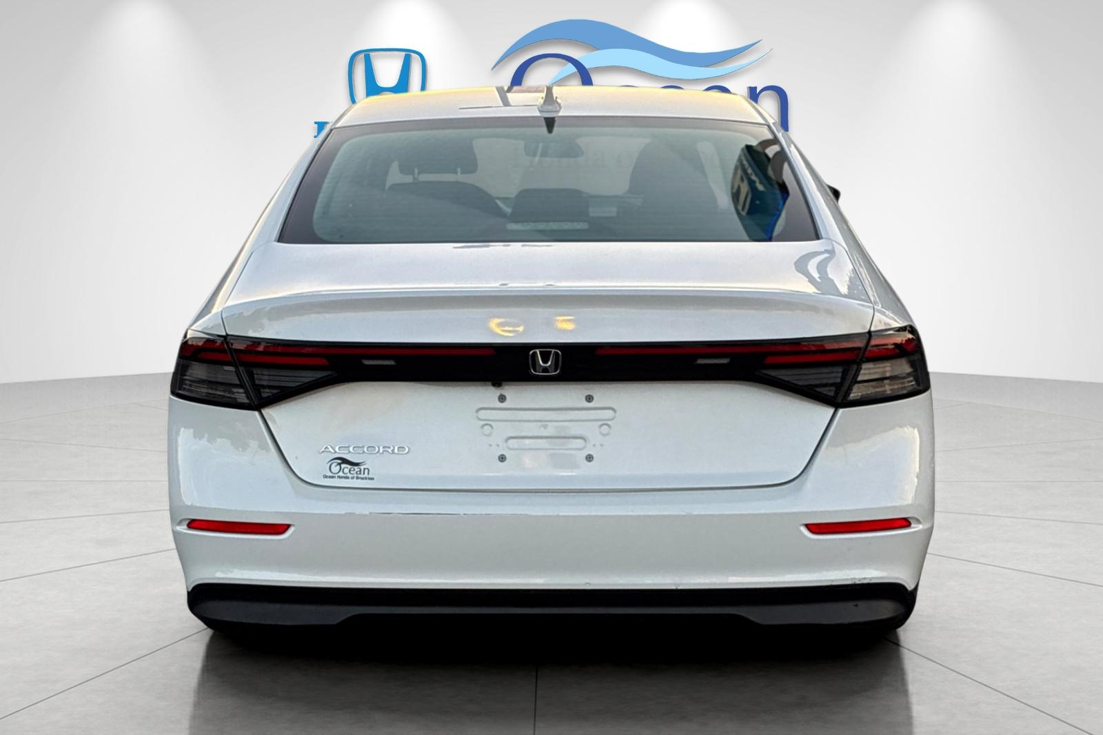 Used 2023 Platinum White Pearl Honda EX image 4