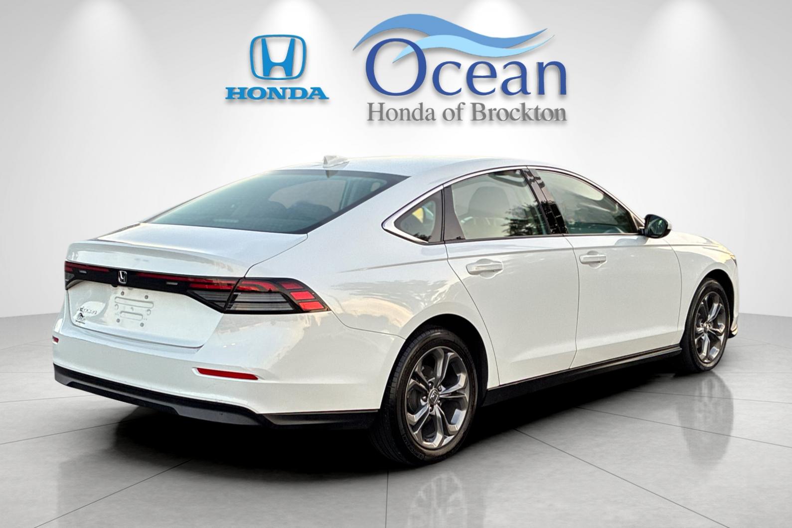 Used 2023 Platinum White Pearl Honda EX image 3