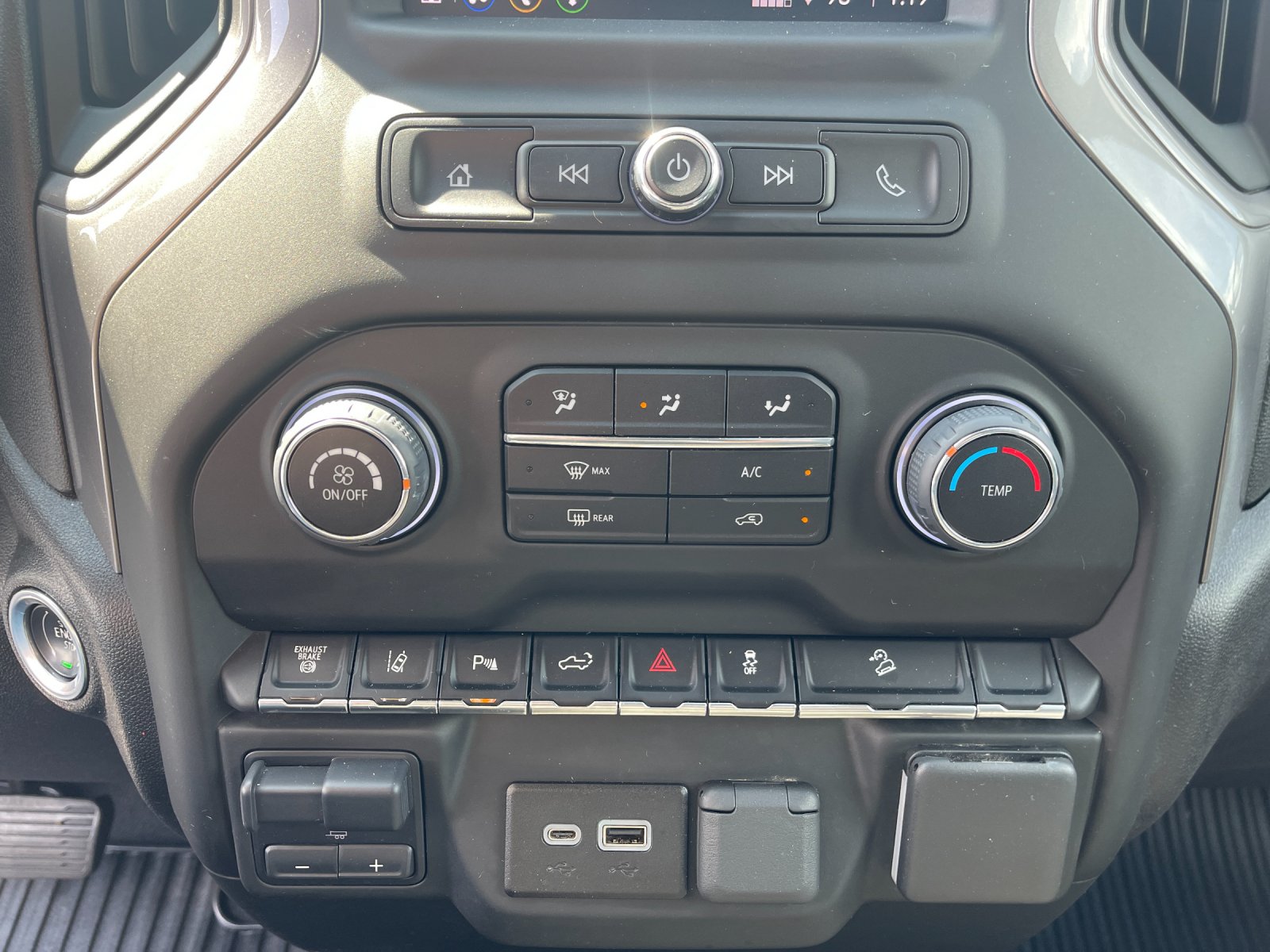 Used 2024 White Chevrolet Custom image 22