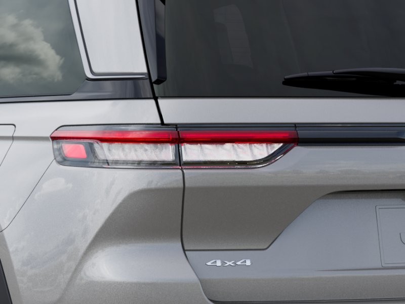 New 2026 Silver Zynith Exterior Paint Jeep Limited image 9