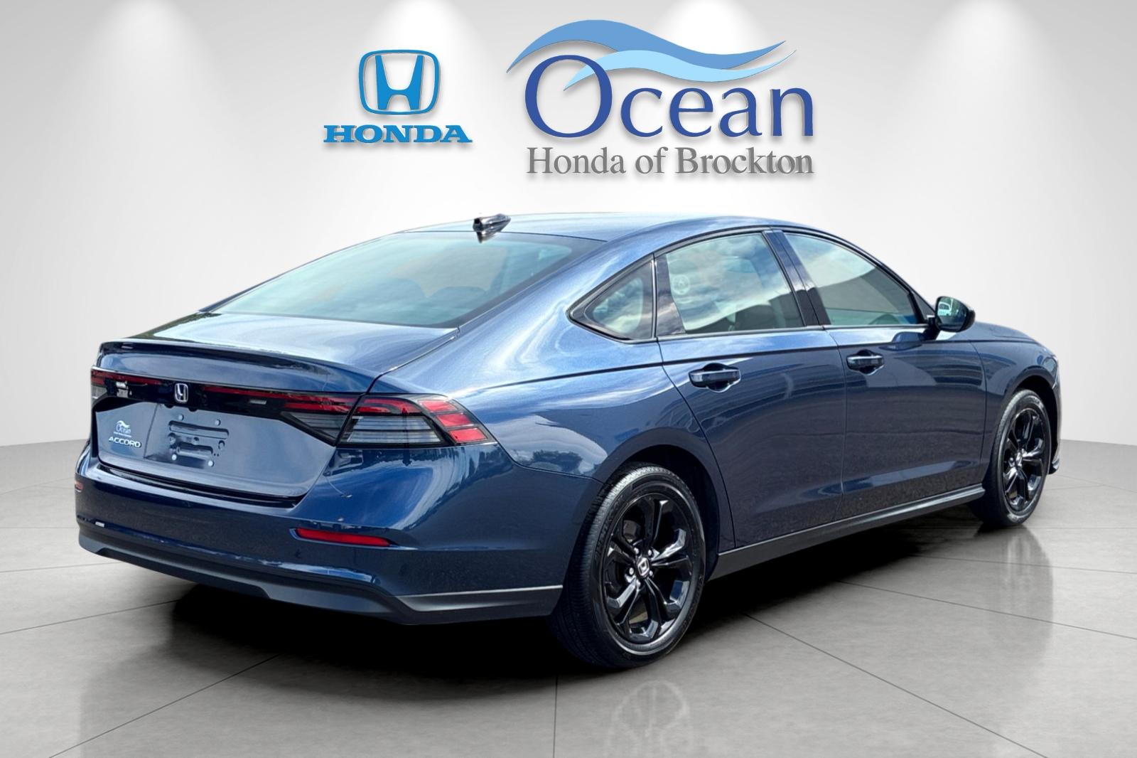 Used 2025 Canyon River Blue Met Honda SE image 3