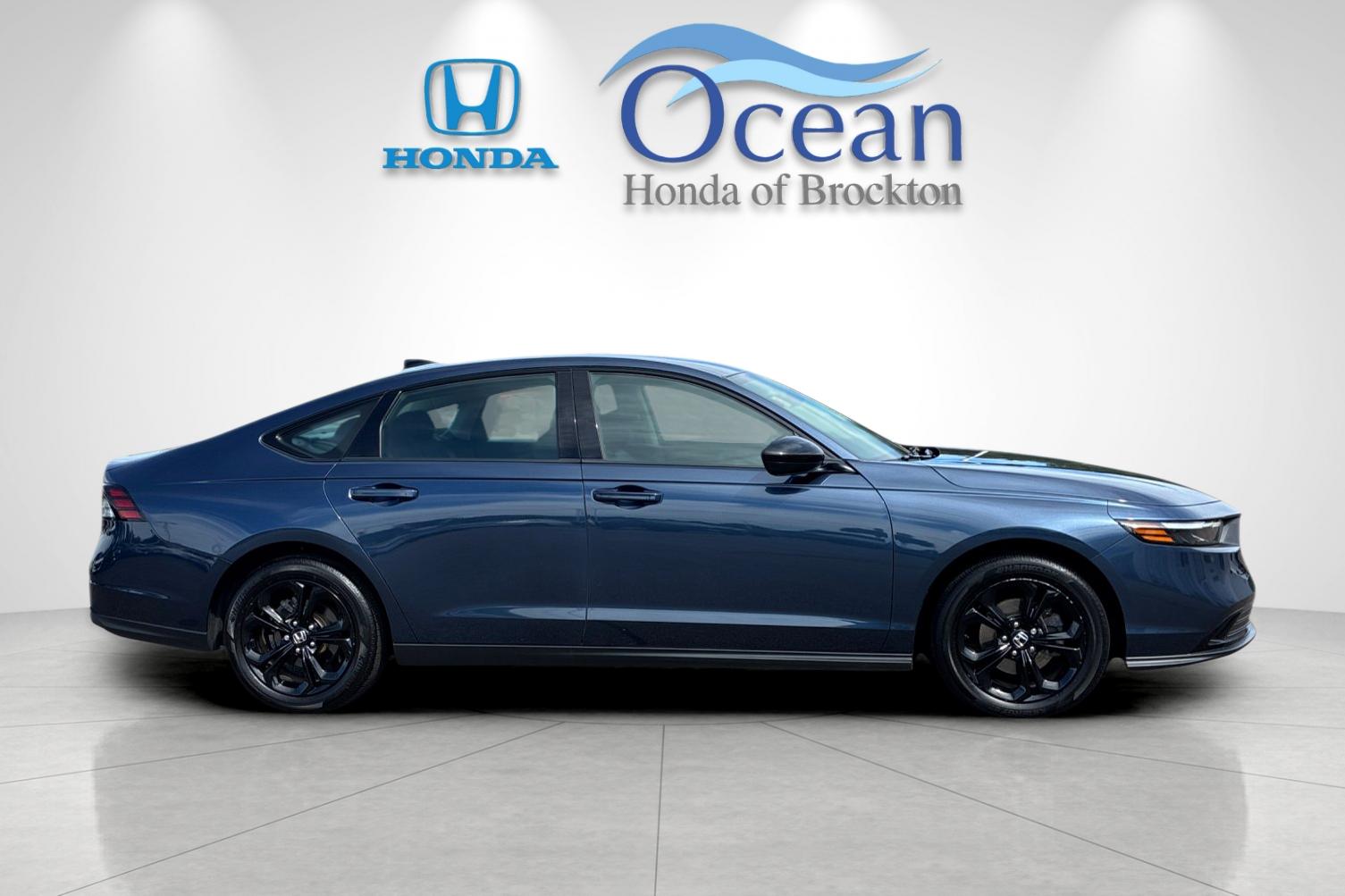 Used 2025 Canyon River Blue Met Honda SE image 2