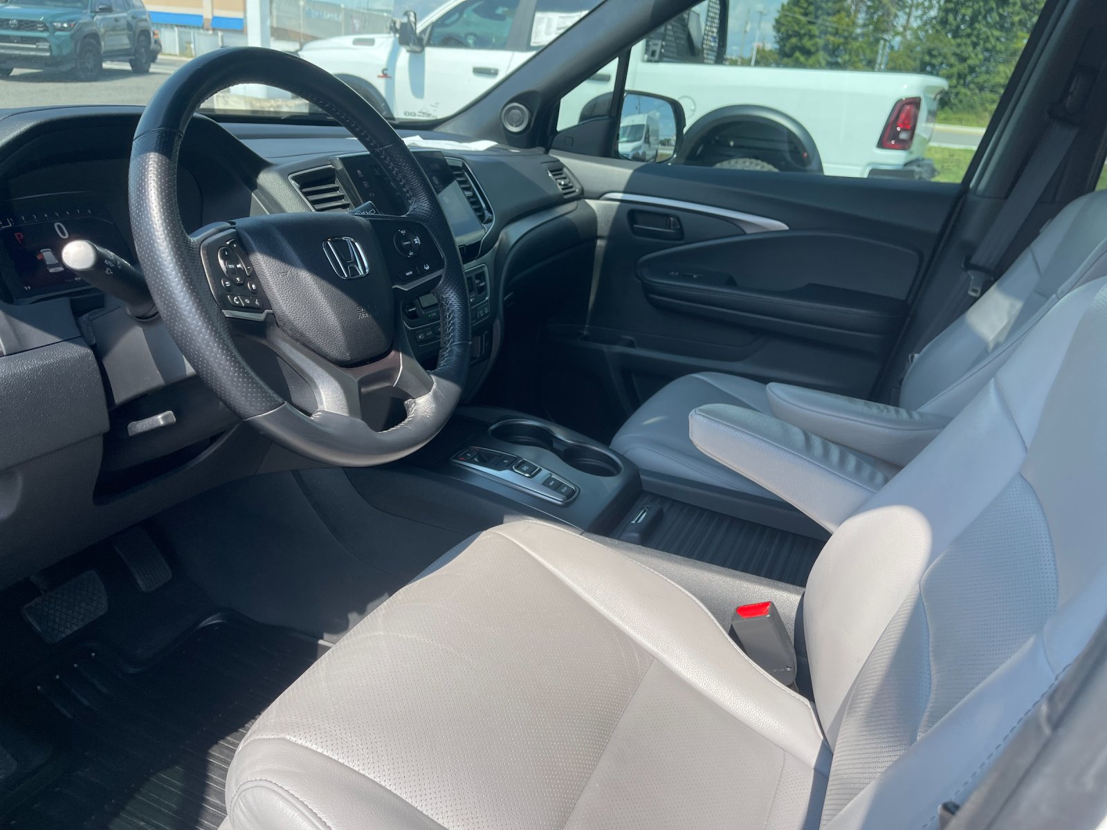 Used 2022 White Honda EX-L image 10
