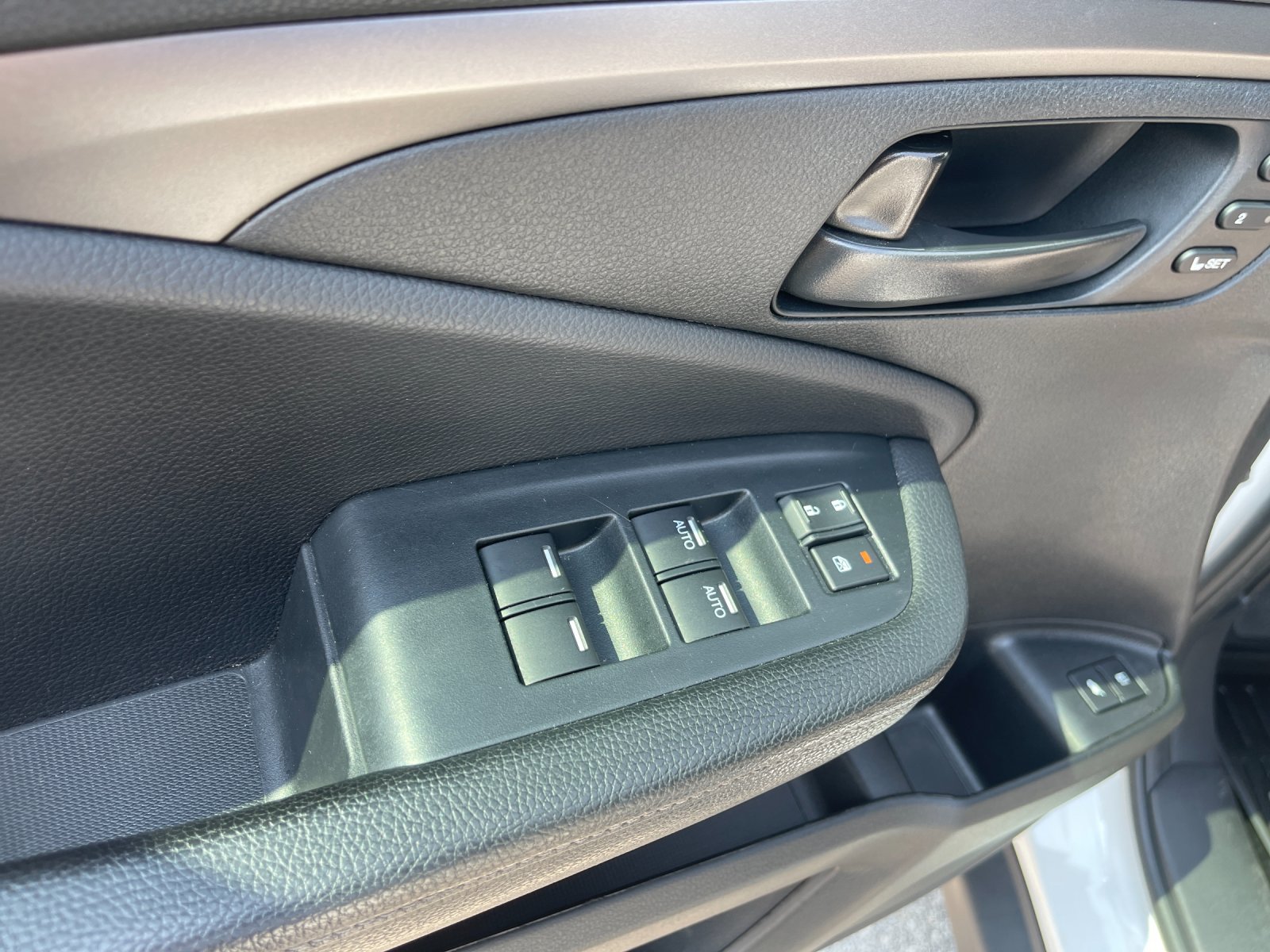 Used 2022 White Honda EX-L image 12