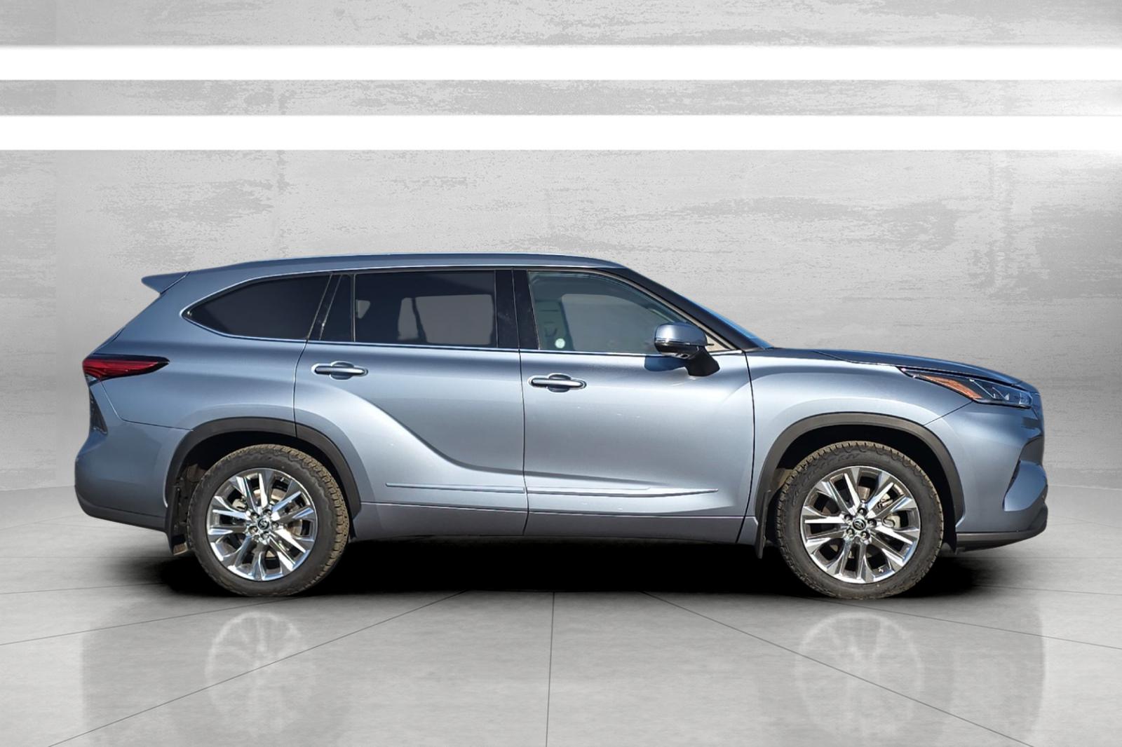Used 2022  Toyota Limited image 3