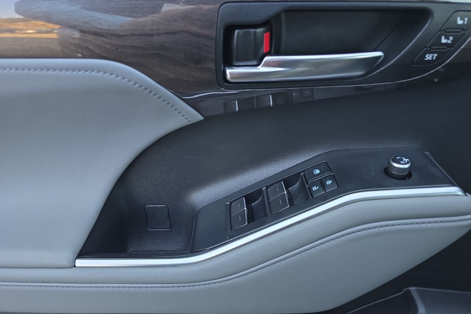 Used 2022  Toyota Limited image 8