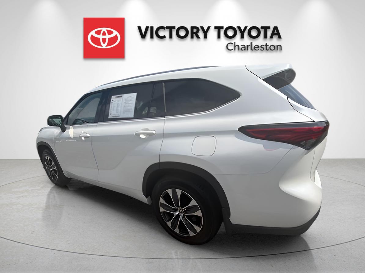 Used 2021 White Toyota XLE image 3