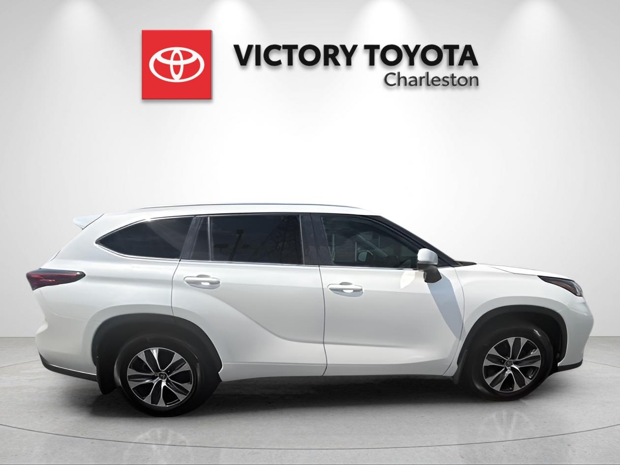 Used 2021 White Toyota XLE image 6