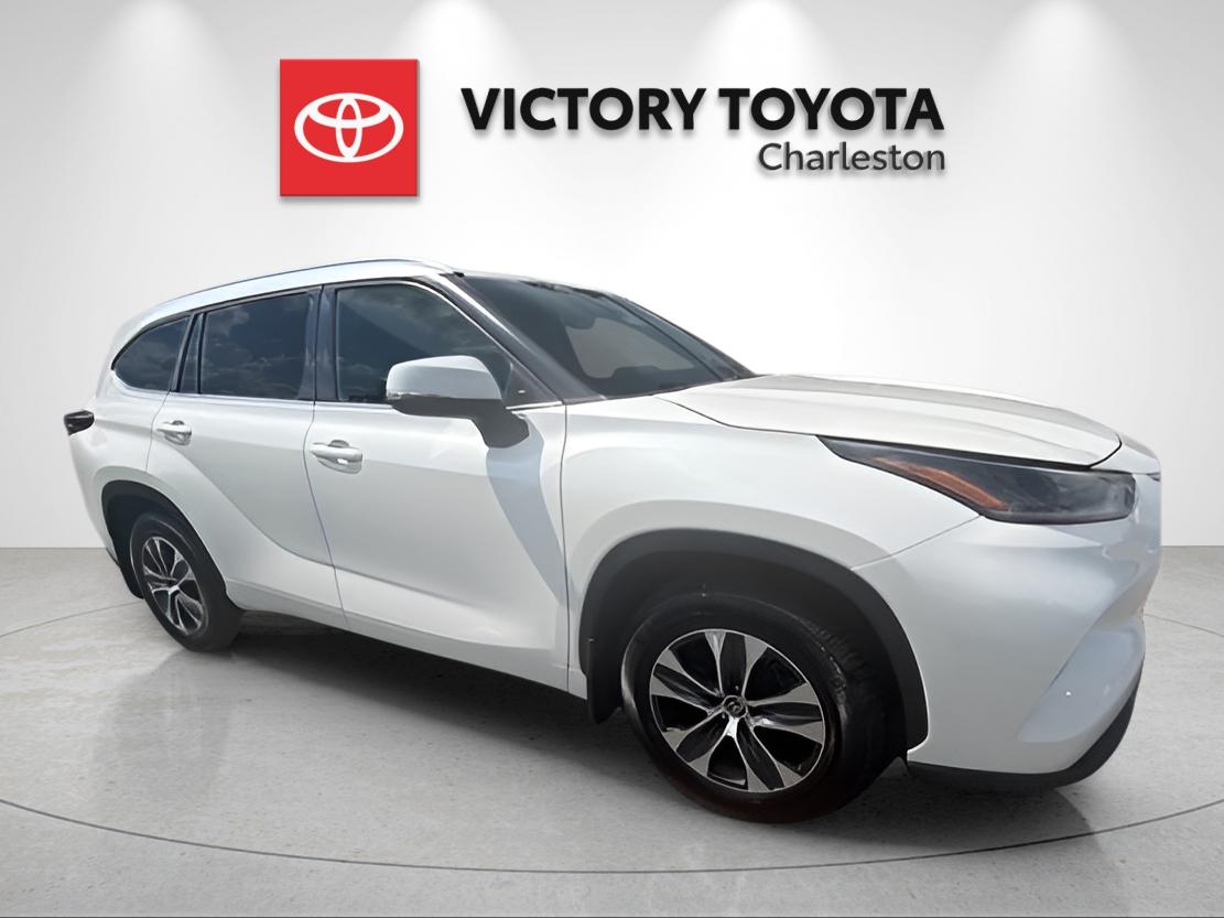 Used 2021 White Toyota XLE image 5