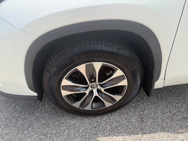 Used 2021 White Toyota XLE image 35