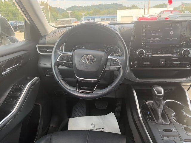 Used 2021 White Toyota XLE image 17