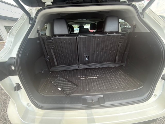 Used 2021 White Toyota XLE image 19