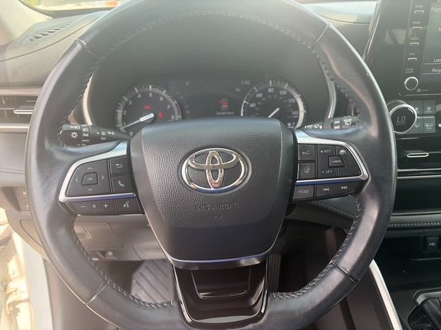 Used 2021 White Toyota XLE image 28