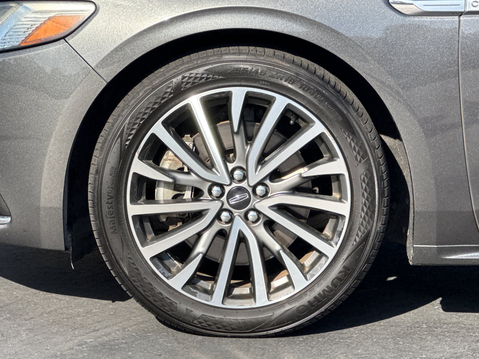Used 2017 Gray Lincoln Select image 24