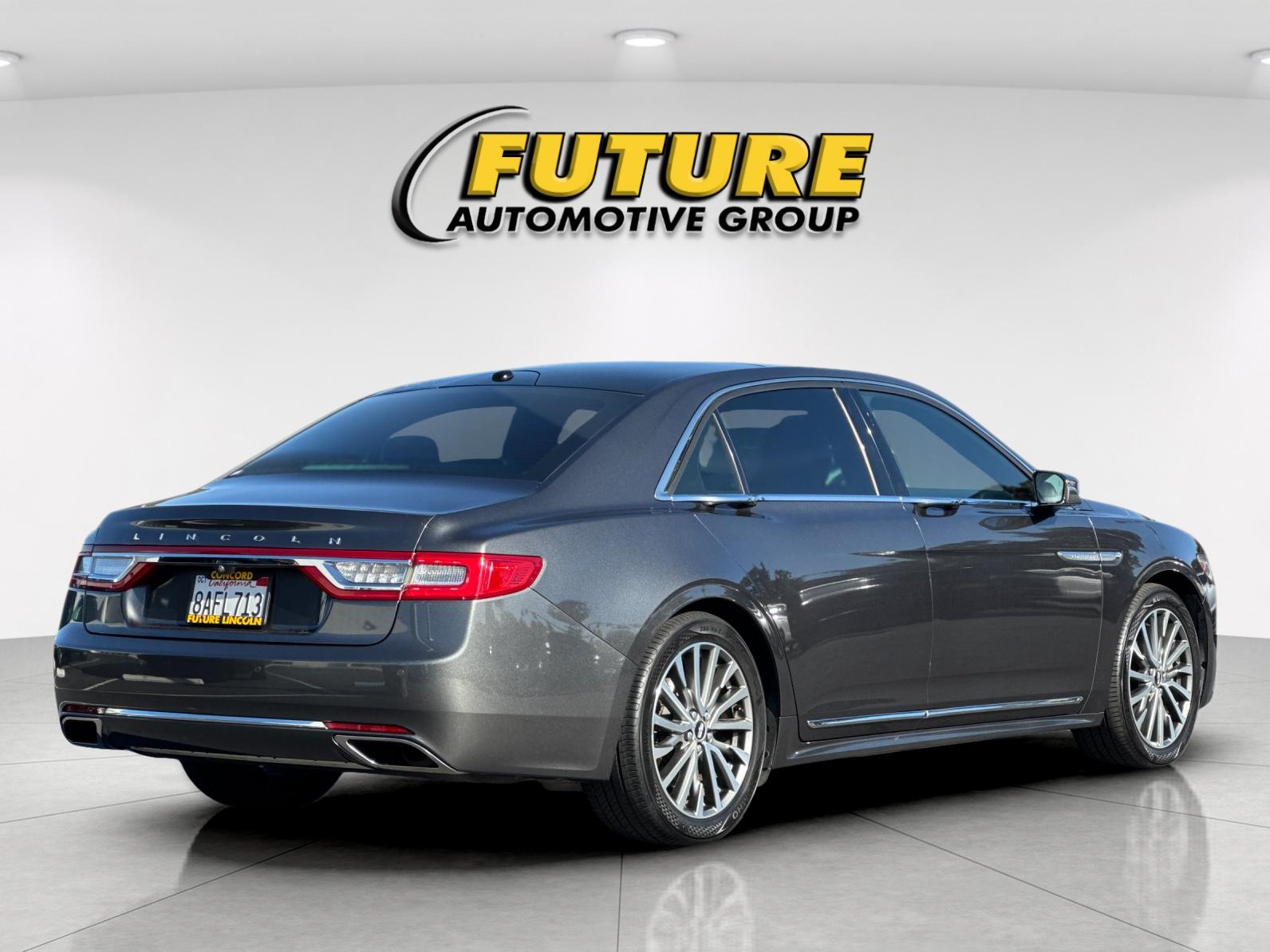 Used 2017 Gray Lincoln Select image 3