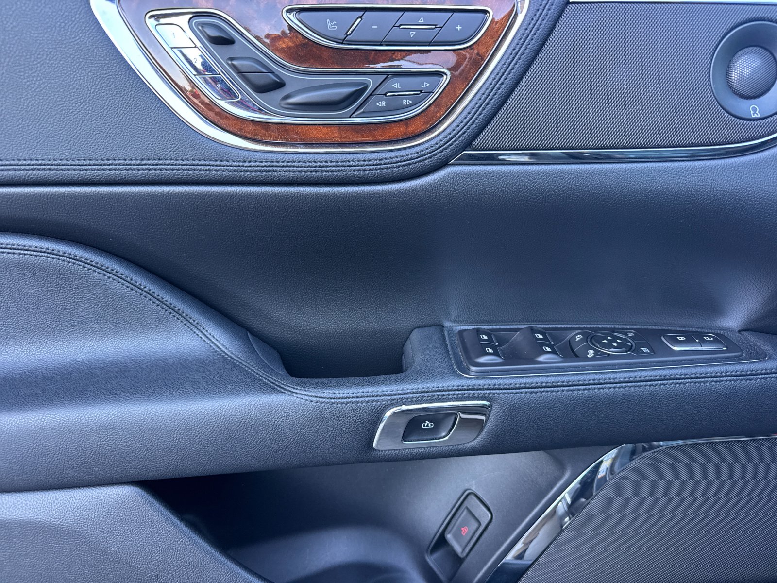 Used 2017 Gray Lincoln Select image 10
