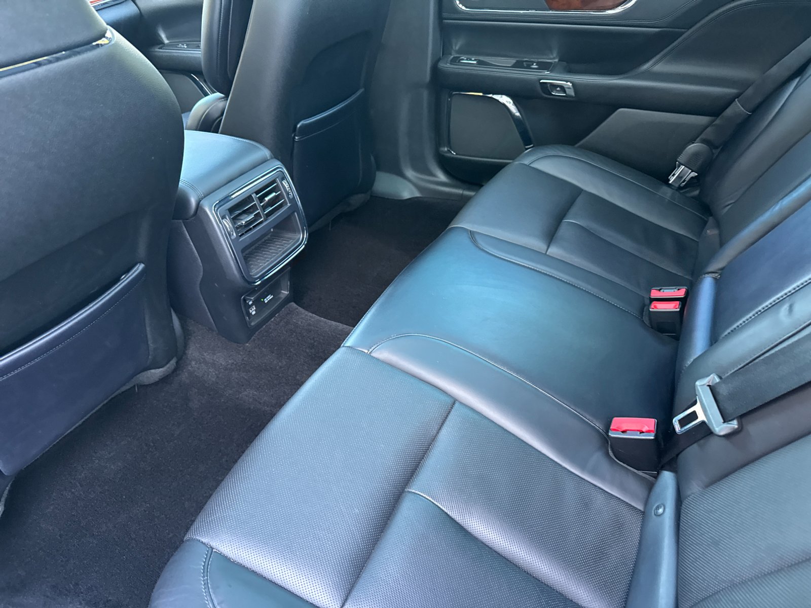 Used 2017 Gray Lincoln Select image 11