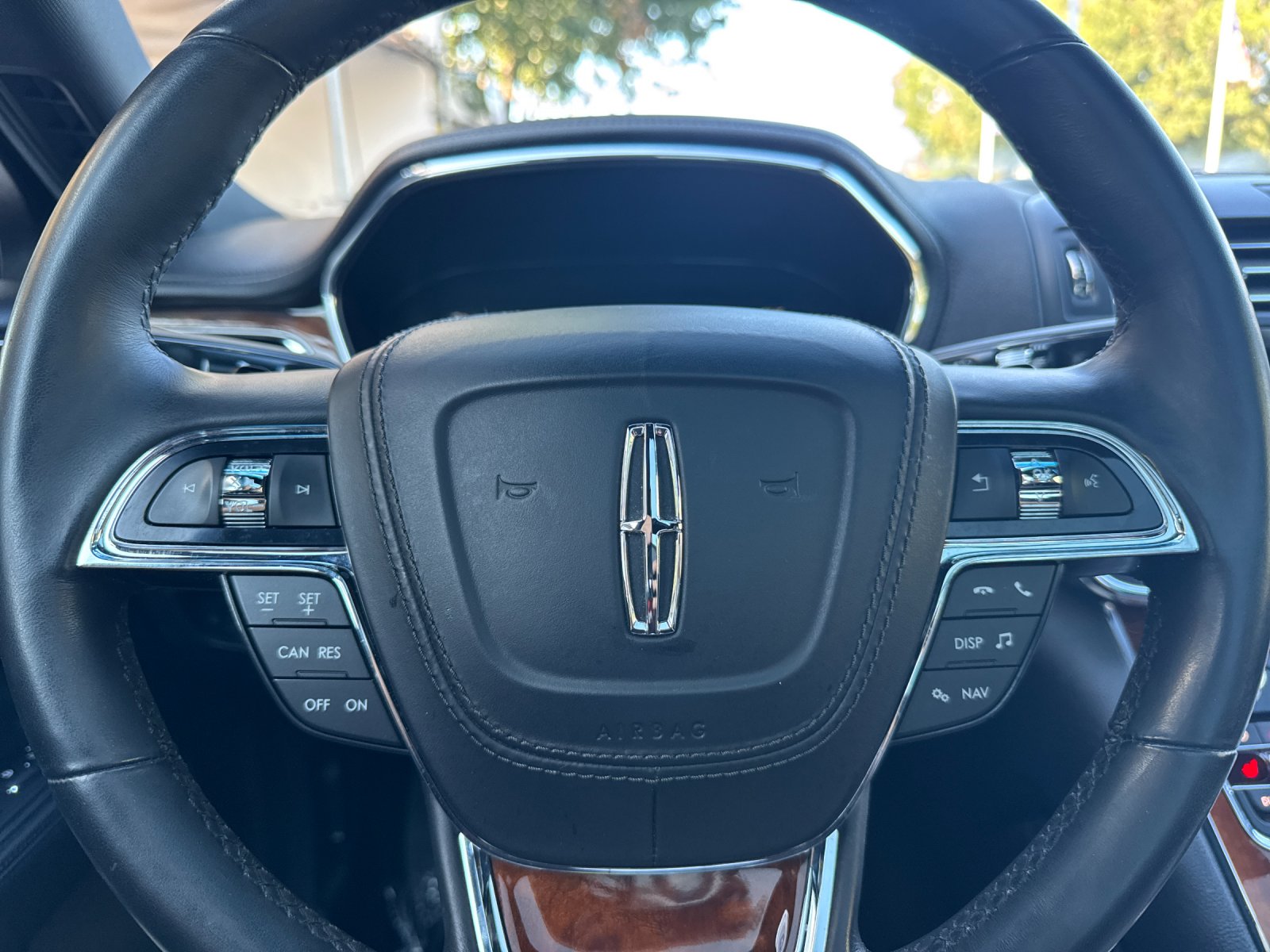 Used 2017 Gray Lincoln Select image 22