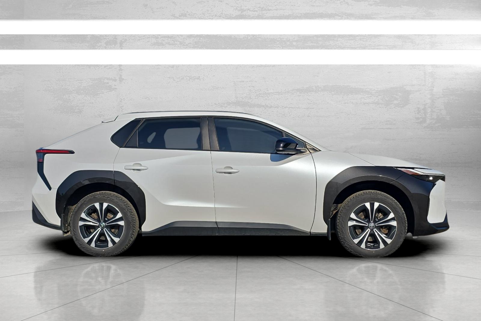 Used 2023 Beige Toyota XLE image 3