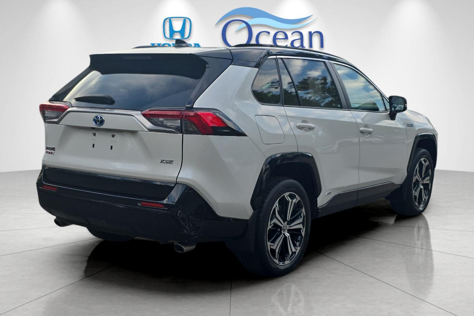 Used 2021 Blizzard Pearl w/Midnight Black Roof Toyota XSE image 3