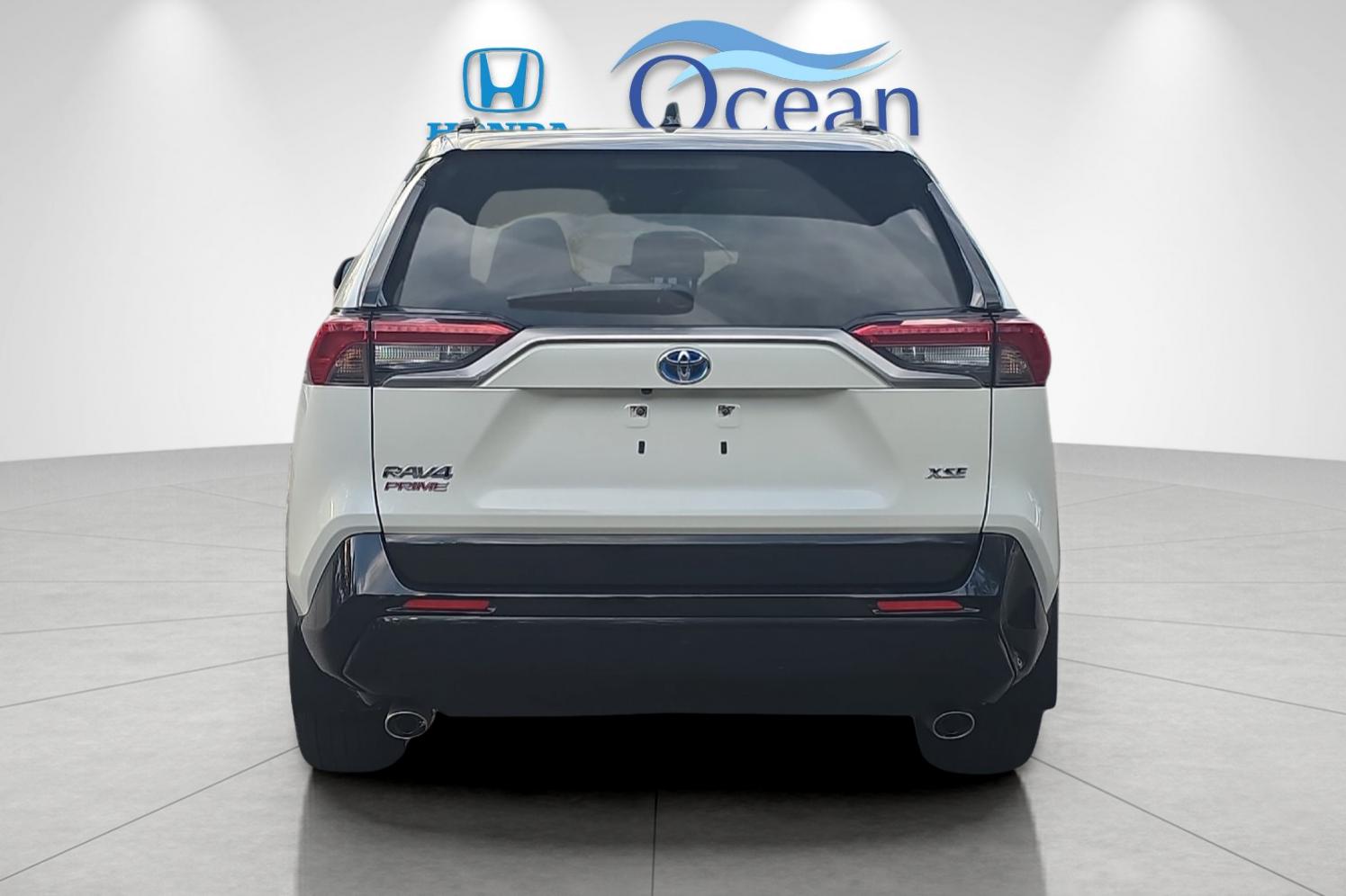 Used 2021 Blizzard Pearl w/Midnight Black Roof Toyota XSE image 4