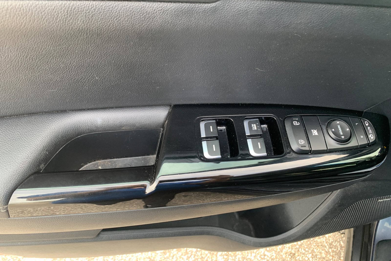 Used 2018 Pacific Blue Kia EX image 13