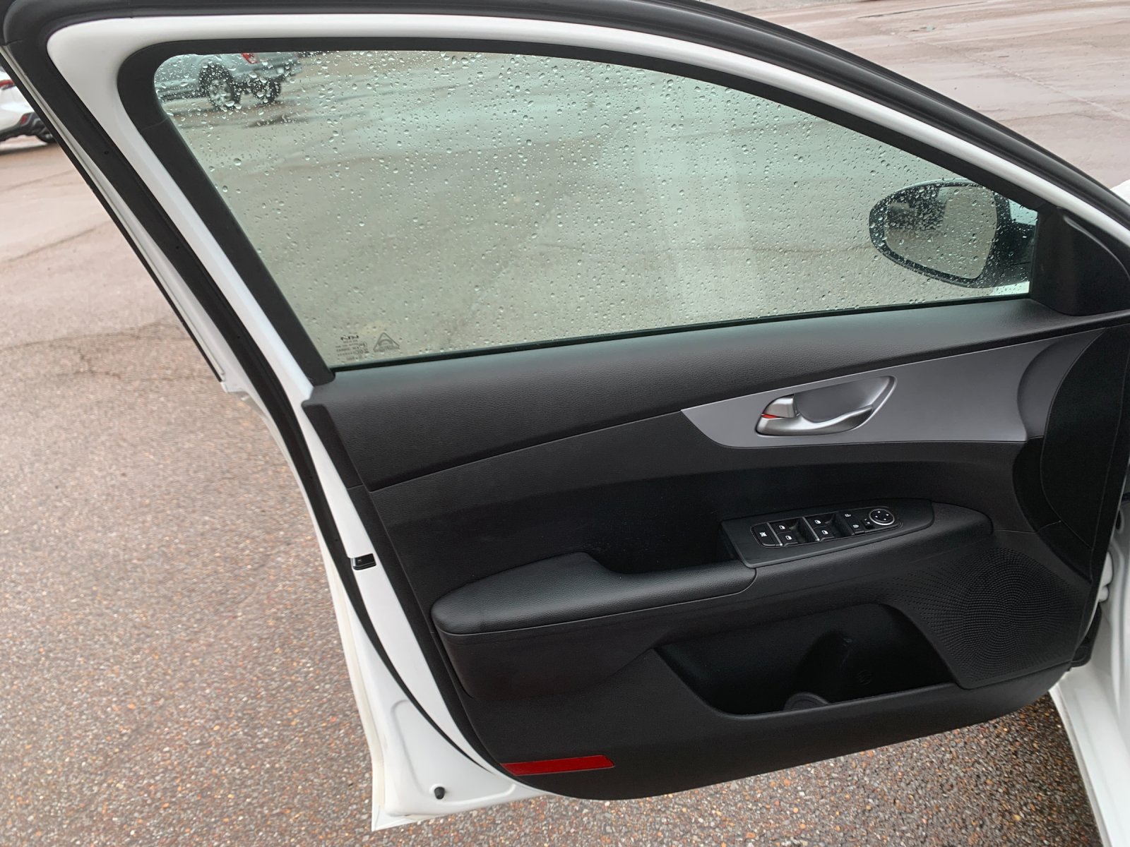 Used 2022 White Kia LXS image 13